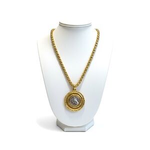 Stunning two tone horse head disc pendant necklace